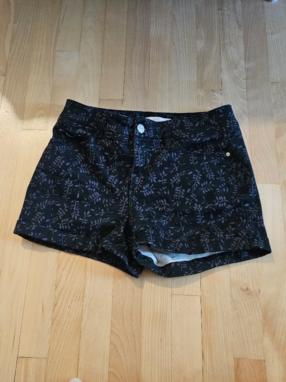 3/$15 black jean shorts with leaf print 🍃